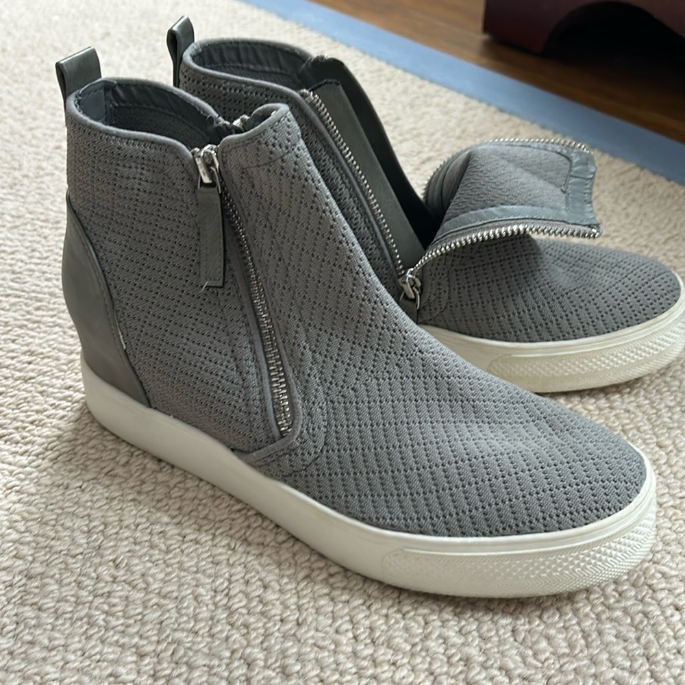 Gently worn Women’s Wedgie gray sneakers by Steve Madden. Size 8.5